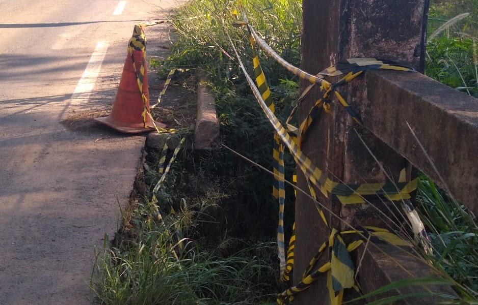 Buraco aberto em trecho da SP-135 preocupa motoristas que trafegam pelo local